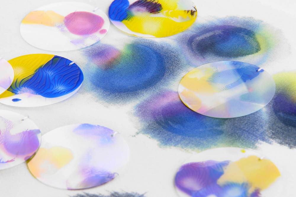 Coloration - Coloring on plastic and fabric - created by Invenio Flory