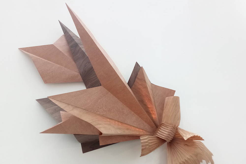 Pleating - Engraved wood-veneer light sculpture Invenio Flory