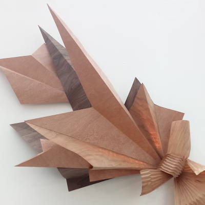 Pleating - Knotted wood-veneer light sculpture Invenio Flory