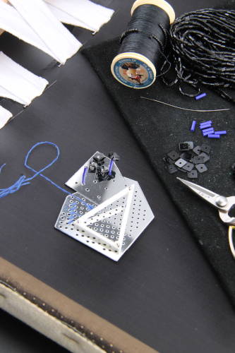 Introductory workshops - Needle-embroidered pin - Invenio Flory