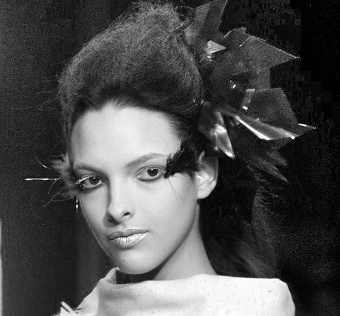 DFB 2015 crystal headpiece - FYB Invenio Flory b&w